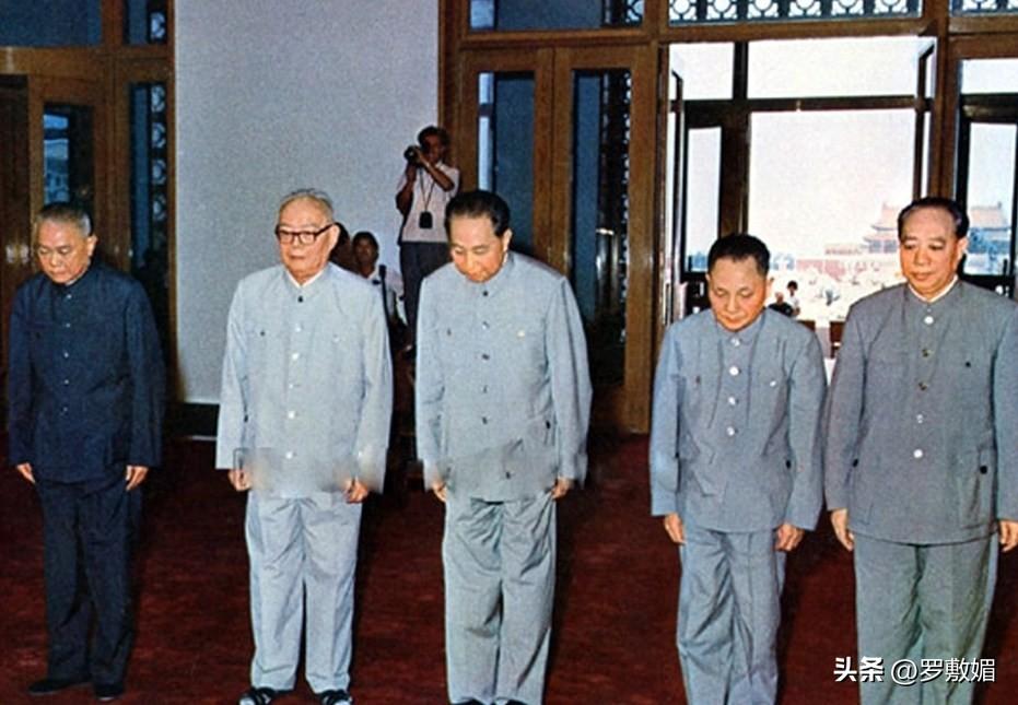 1977年，毛主席纪念堂落成，5个人带头瞻仰，他们是谁？