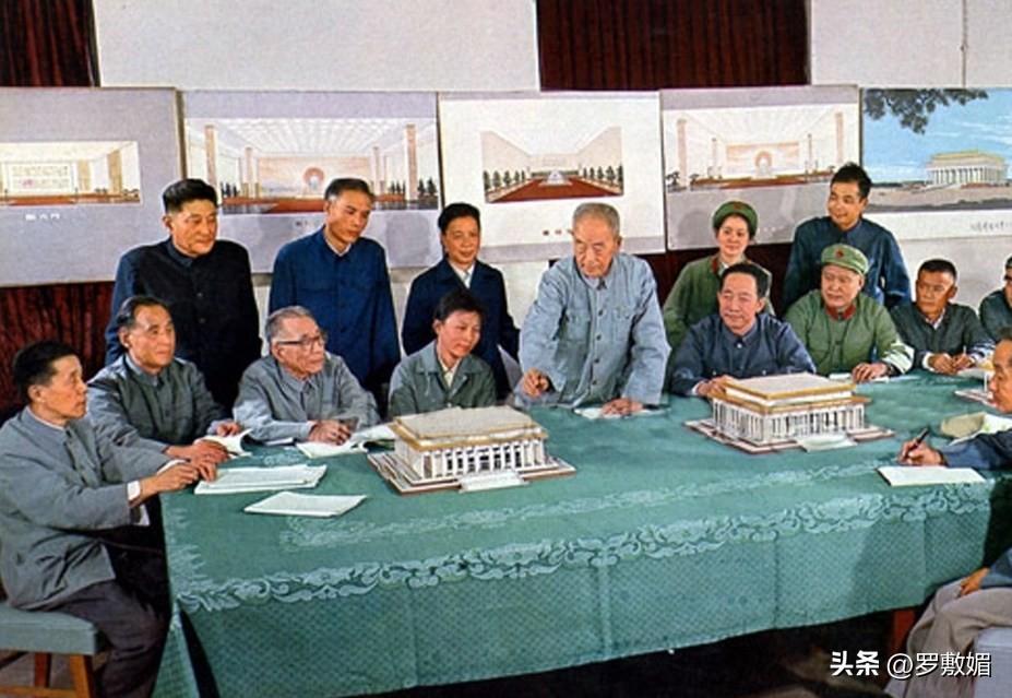 1977年，毛主席纪念堂落成，5个人带头瞻仰，他们是谁？