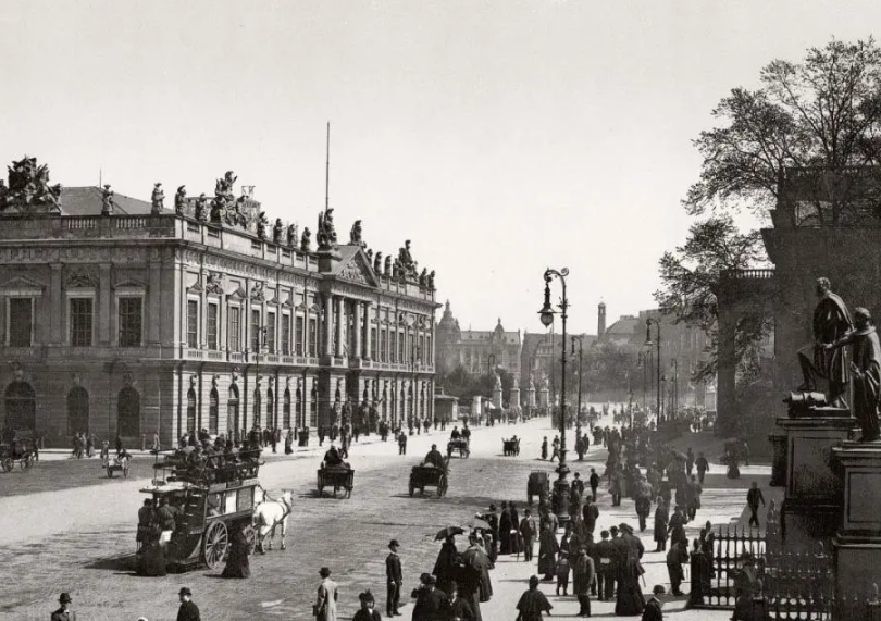 1914-1945年期间，柏林城市的曲折发展历程