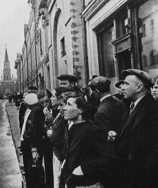 叶利钦时期的经济改革，是在怎样的背景下，开始向市场经济转轨？